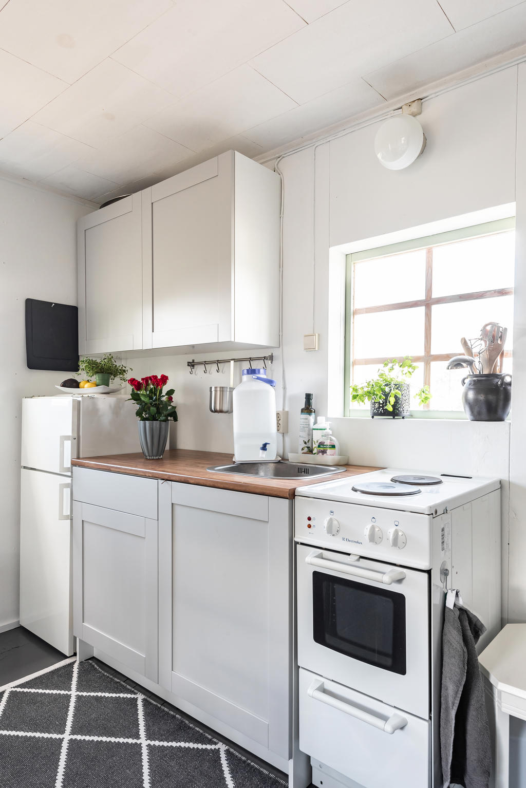 Köket har kyl, frys och spis med ugn.