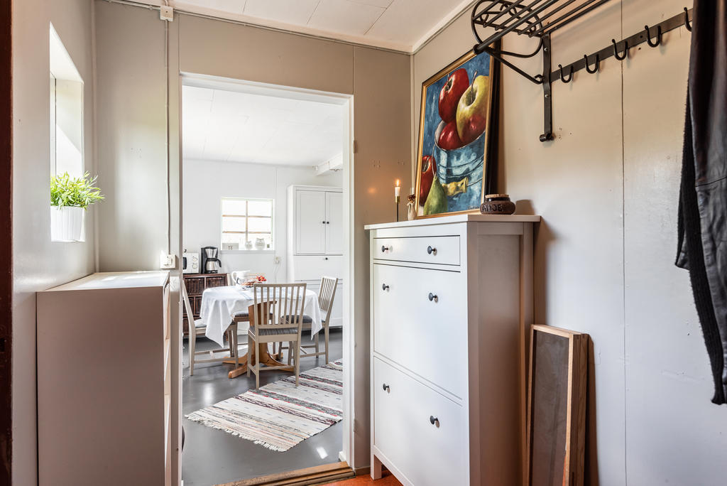 Hall med plats för hatthylla och skohylla.