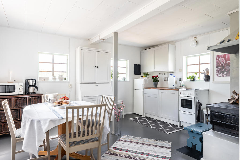 Ljust och öppet kök med plats för matbord.