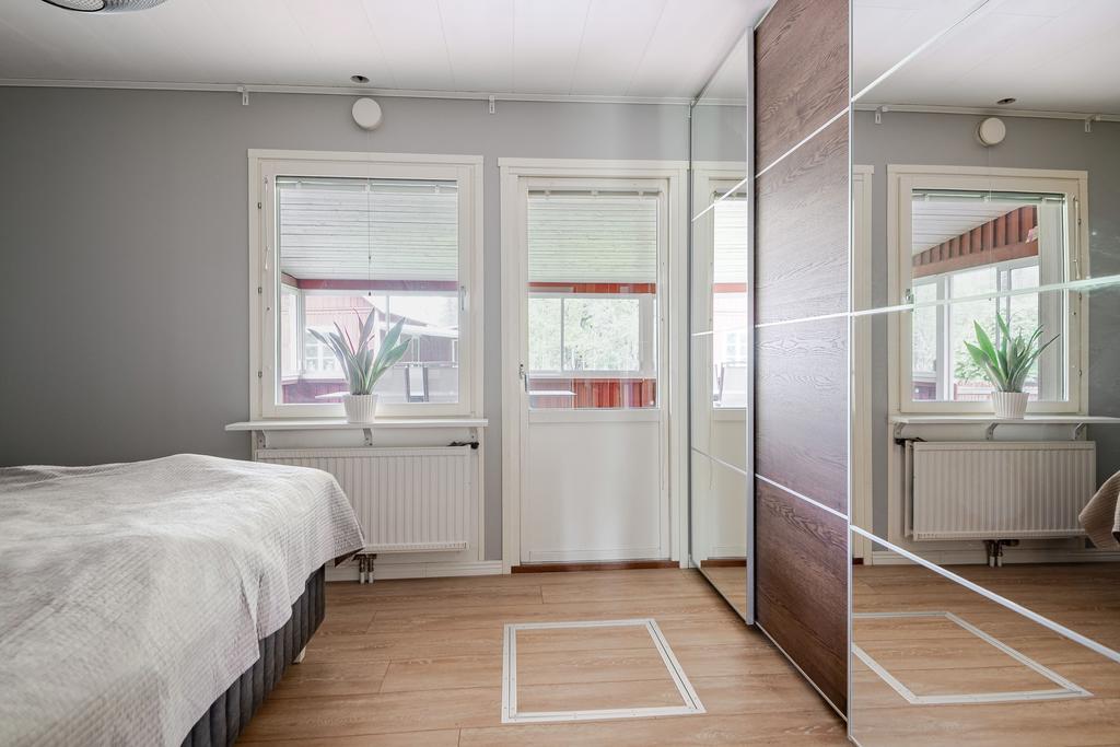 Sovrum 1 med utgång till altan