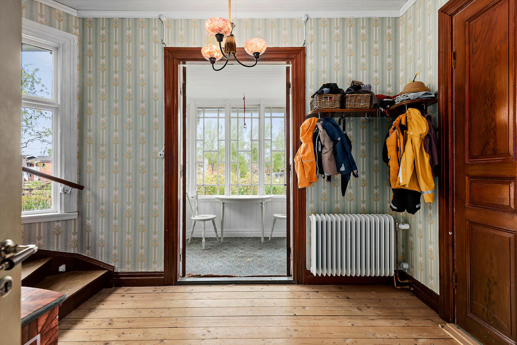Passage/veranda. Trapp upp till övre plan