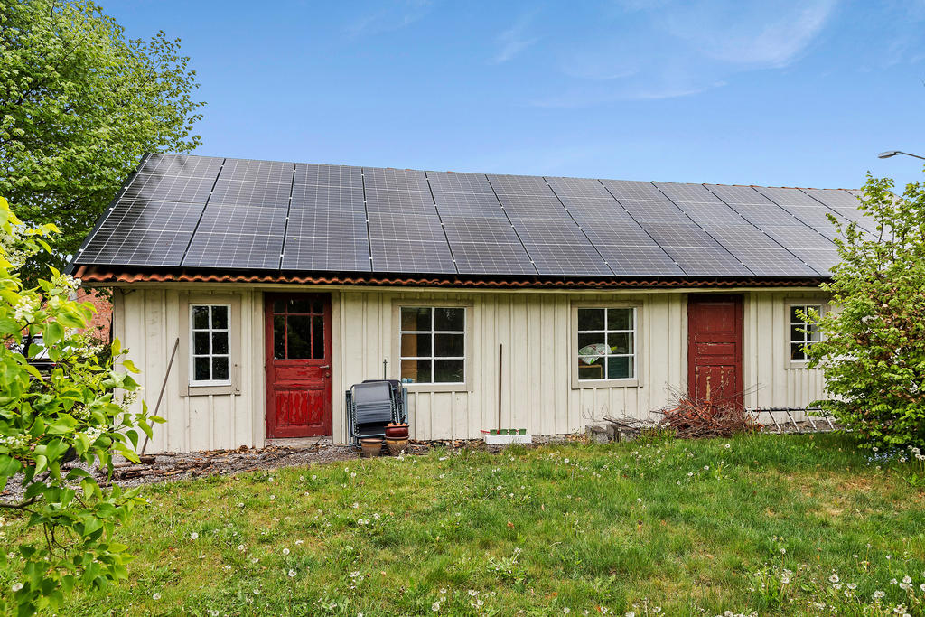 Länga med fina förrådsytor. Solceller på tak