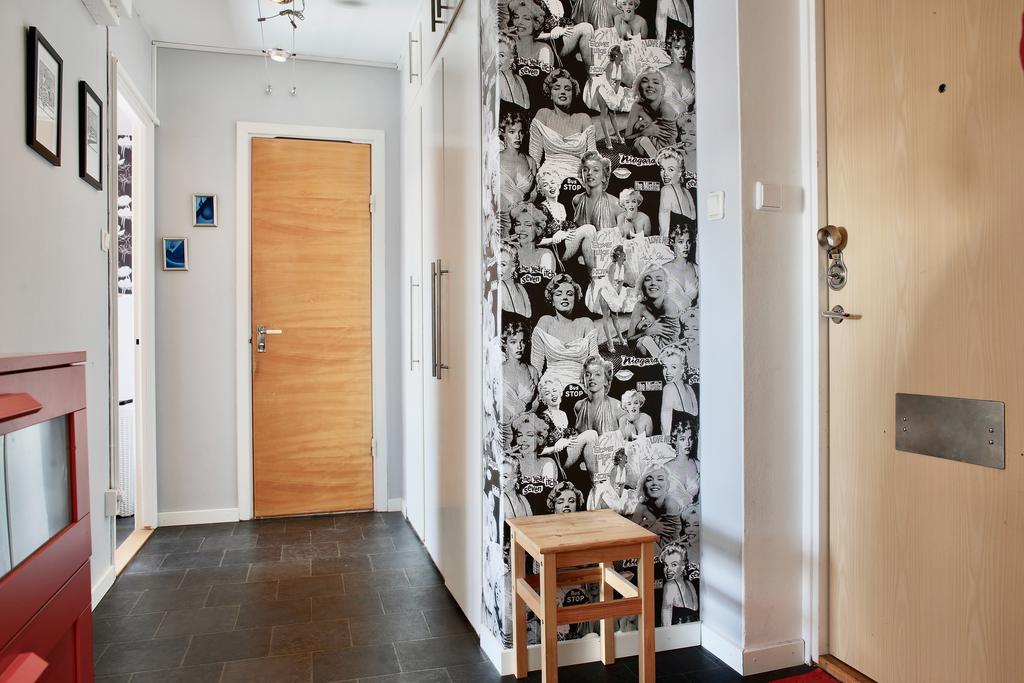 Ingång till en trivsam hall med gott om förvaring