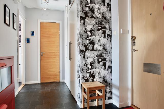 Ingång till en trivsam hall med gott om förvaring