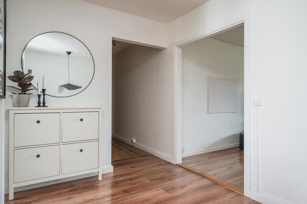 Hall till vänster och vardagsrummet till höger