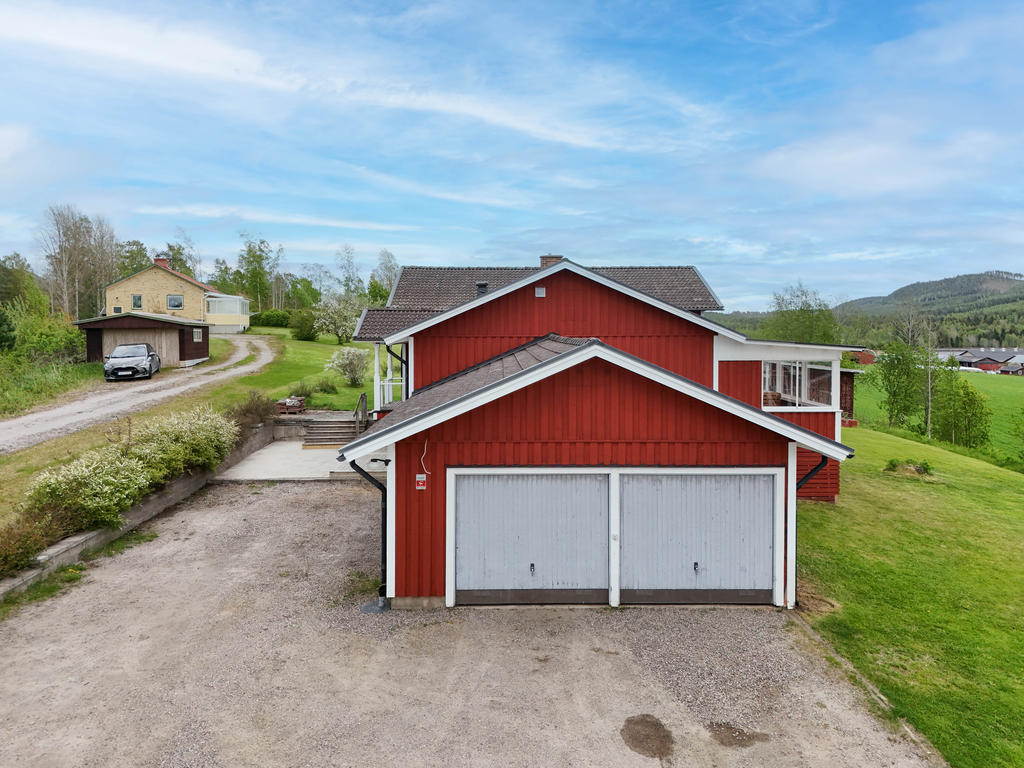 Dubbelgarage i anslutning till hus. 