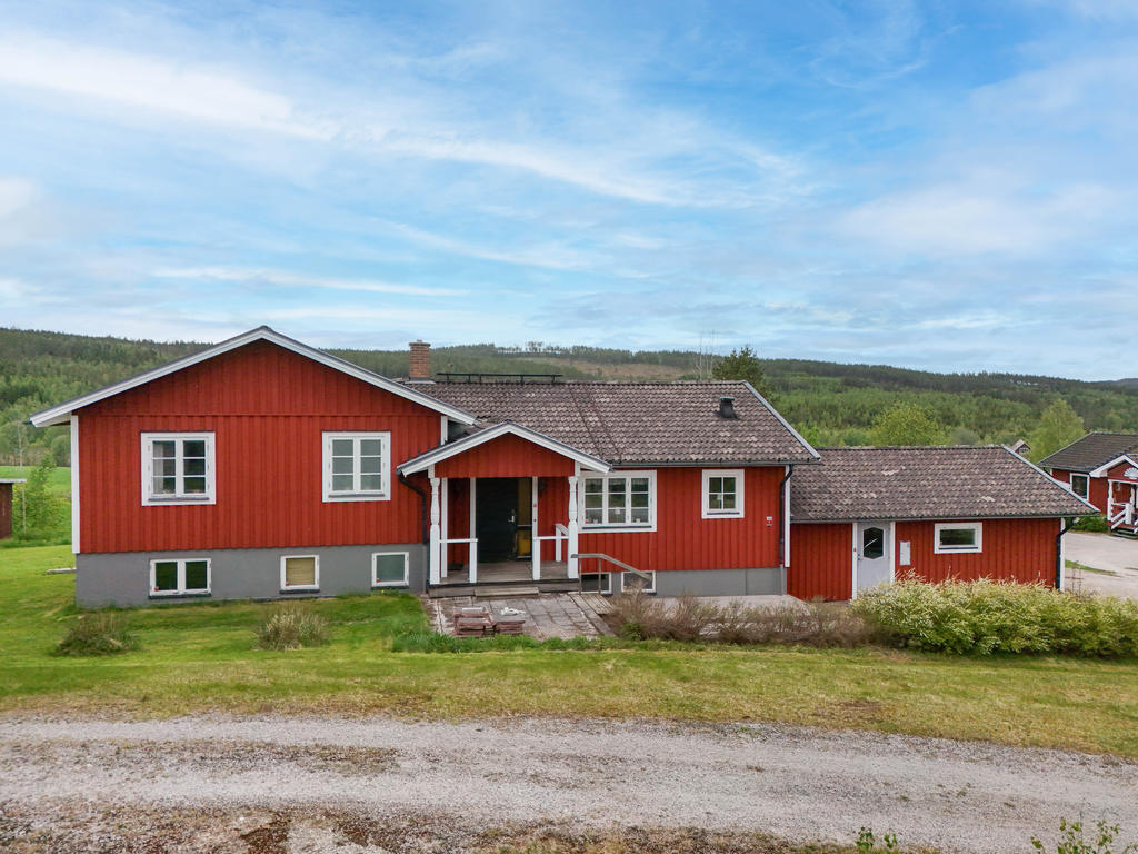 Fasad i norr med entré och egen ingång till garage. 
