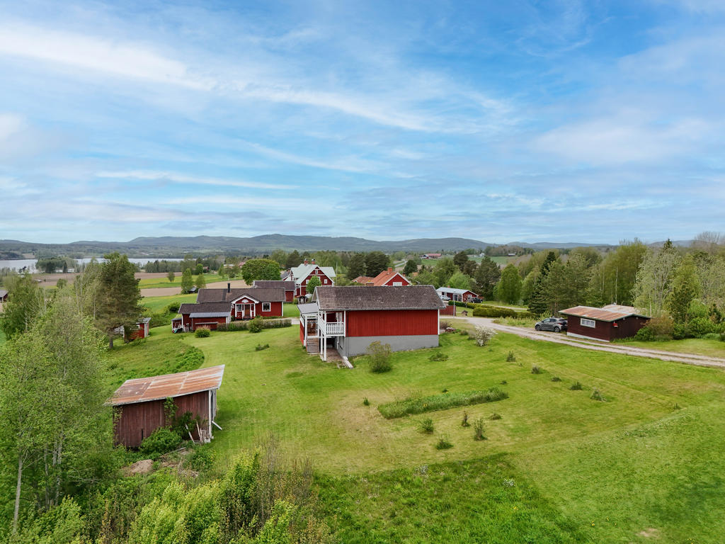 Tomt och fasad i öst.
