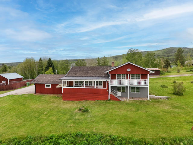 Fasad i söder med stor inglasad altan samt en balkong i anslutning till sovrum.