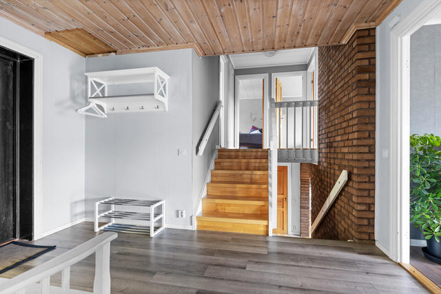 Hall med nyare ytskikt på golv och väggar.