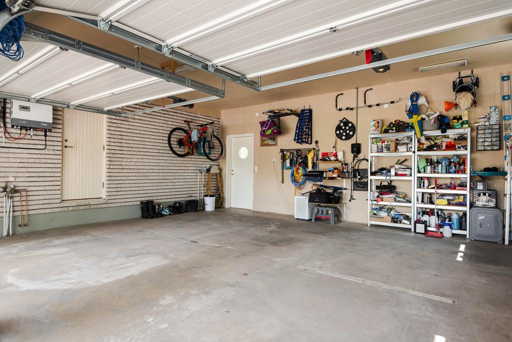 Stort garage med dubbla portar