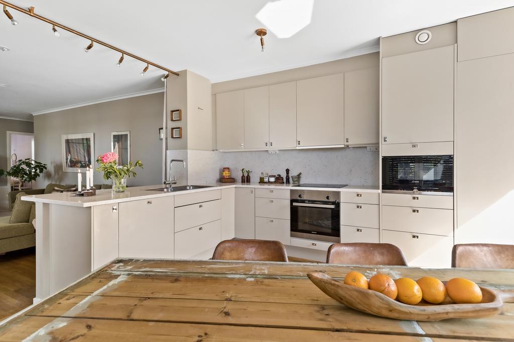 Social köksö samt gott om plats för rymligt matbord, perfekt för den större eller växande familjen