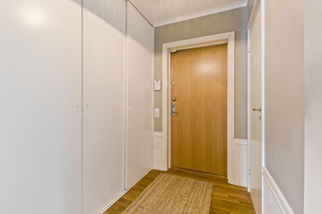 Hel garderobsvägg ifrån ELFA med mycket gott om förvaringsmöjligheter
