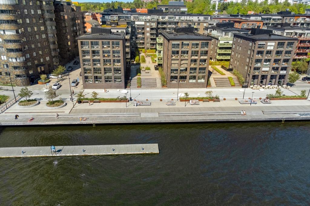 Härlig strandpromenad med solstolar i eftertraktade Dalénum