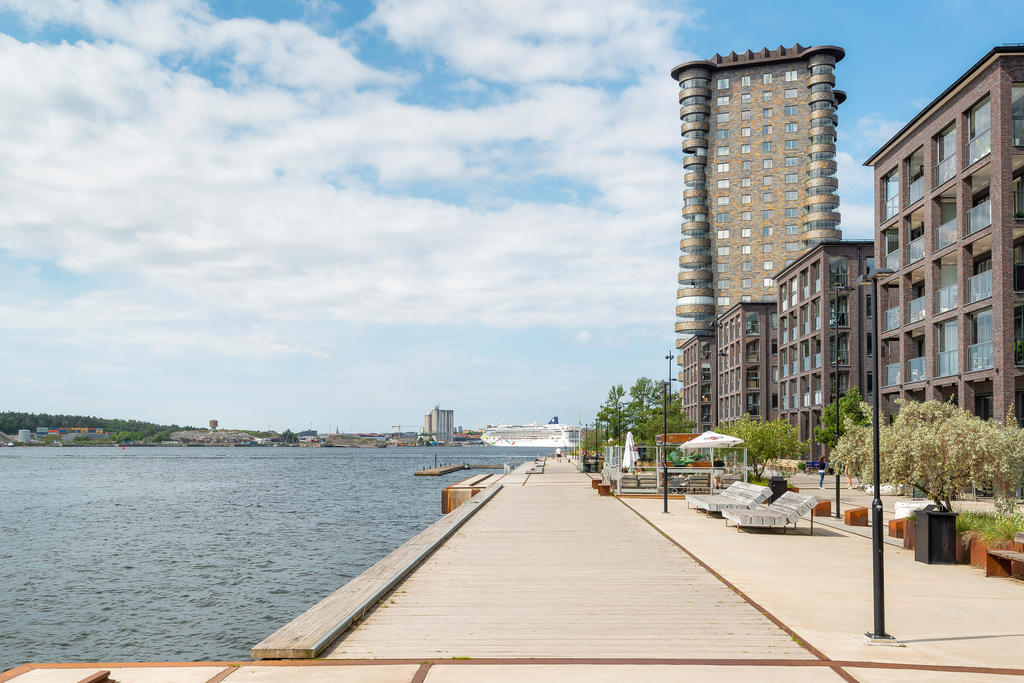 Härliga solstolar direkt intill vattenlinjen i Dalénum med landmärket Fyrtonet och Värtan i fonden