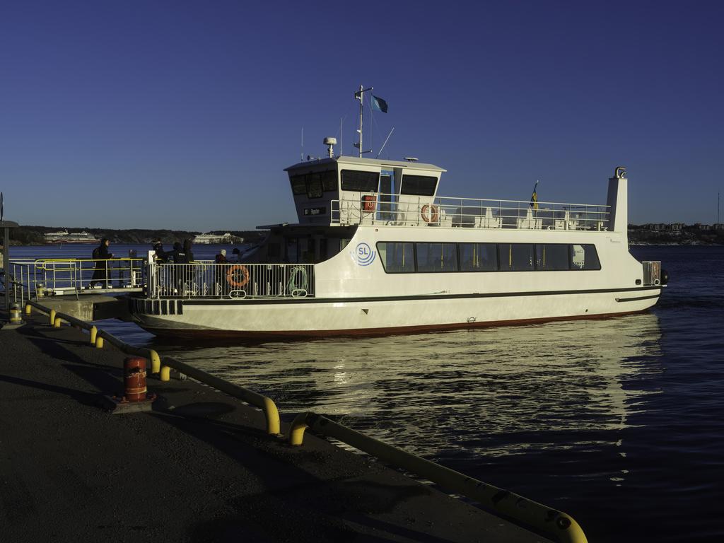Båtpendla till jobbet på morgonen med båt till Nybrokajen och Nacka, SL - kort gäller