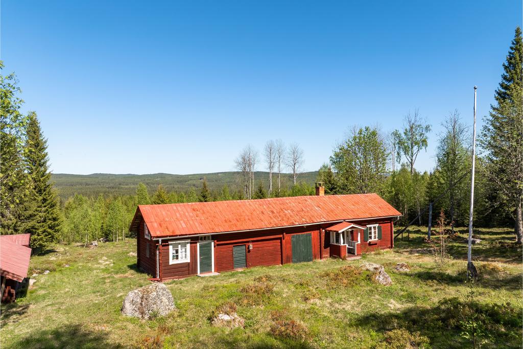 I den högra delen av huvudbyggnaden ligger storstugan. I den vänstra delen inrett gästrum . 