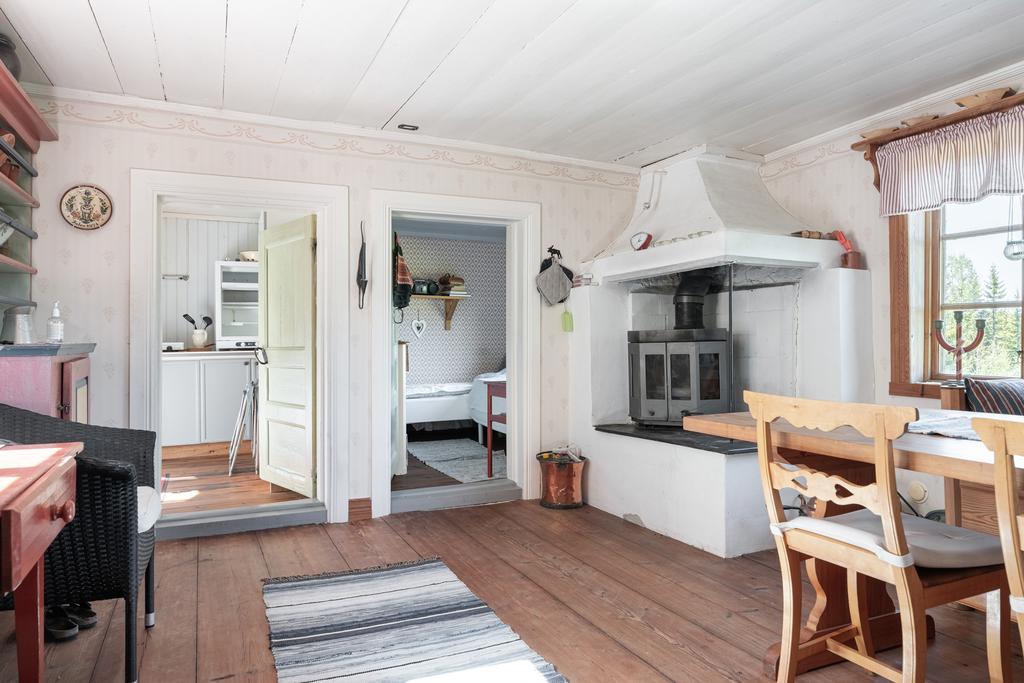Storstugan har en värmande kamin