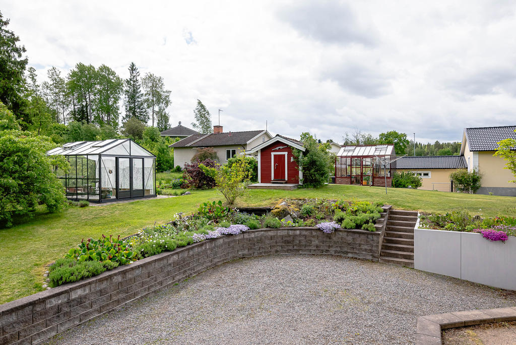 Tomtparti, (det röda växthuset är grannens)