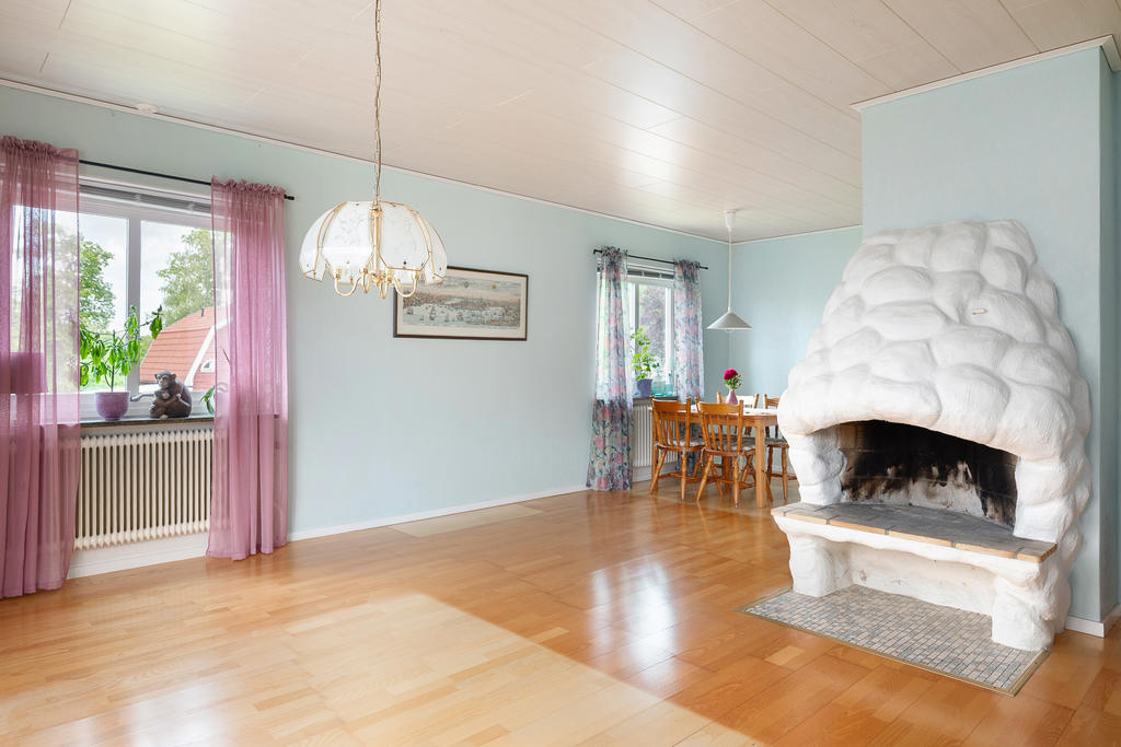 Öppen spis och matplats i vinkel
