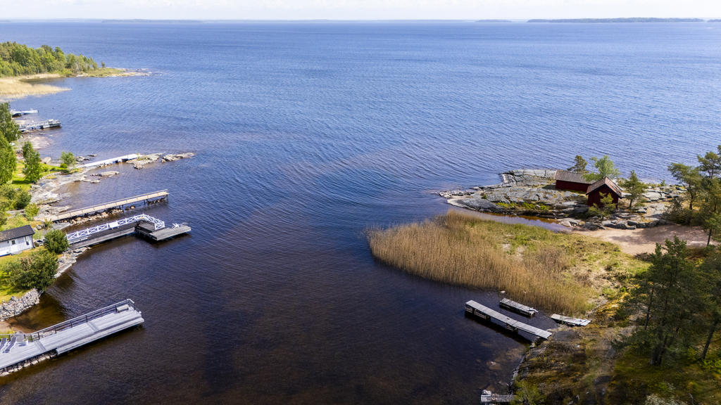 Huset ligger ett stenkast från Vänern