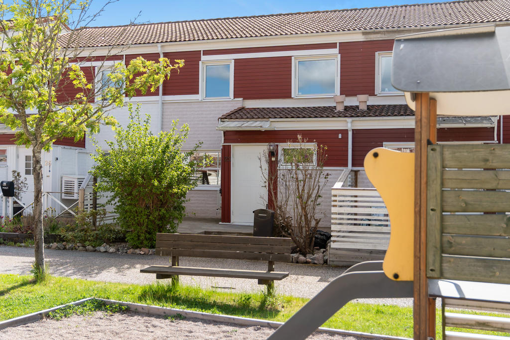 Entré från bilfri innergård
