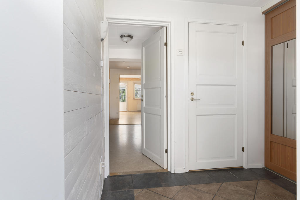 Hall med skjutdörrsgarderob