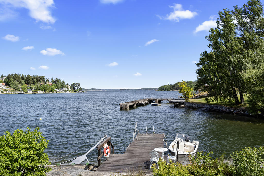 Den gemensamma brygga där man anväder vänstr sidan där y-bom finns. Badstege finns för bekväma dopp!