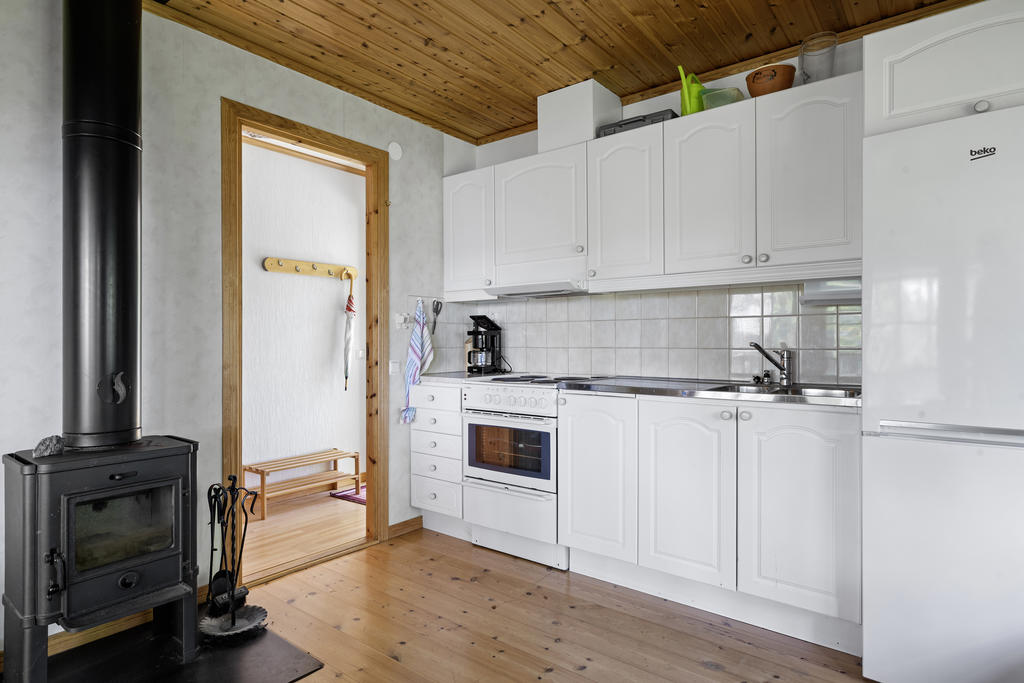 Gästhusets kök har också kamin