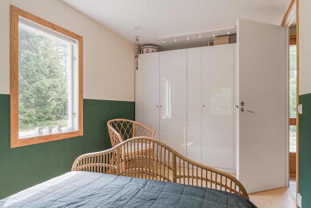 Sovrum med plats för flera garderober