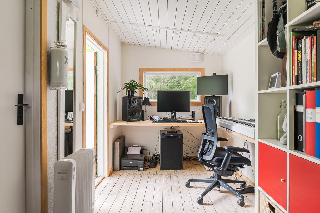 Byggnaden med kontor/studio.
