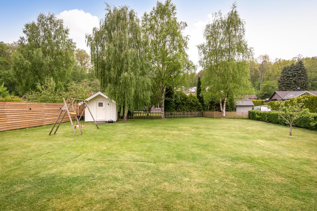 Stor trädgård i västerläge med gäststuga i ena hörnan