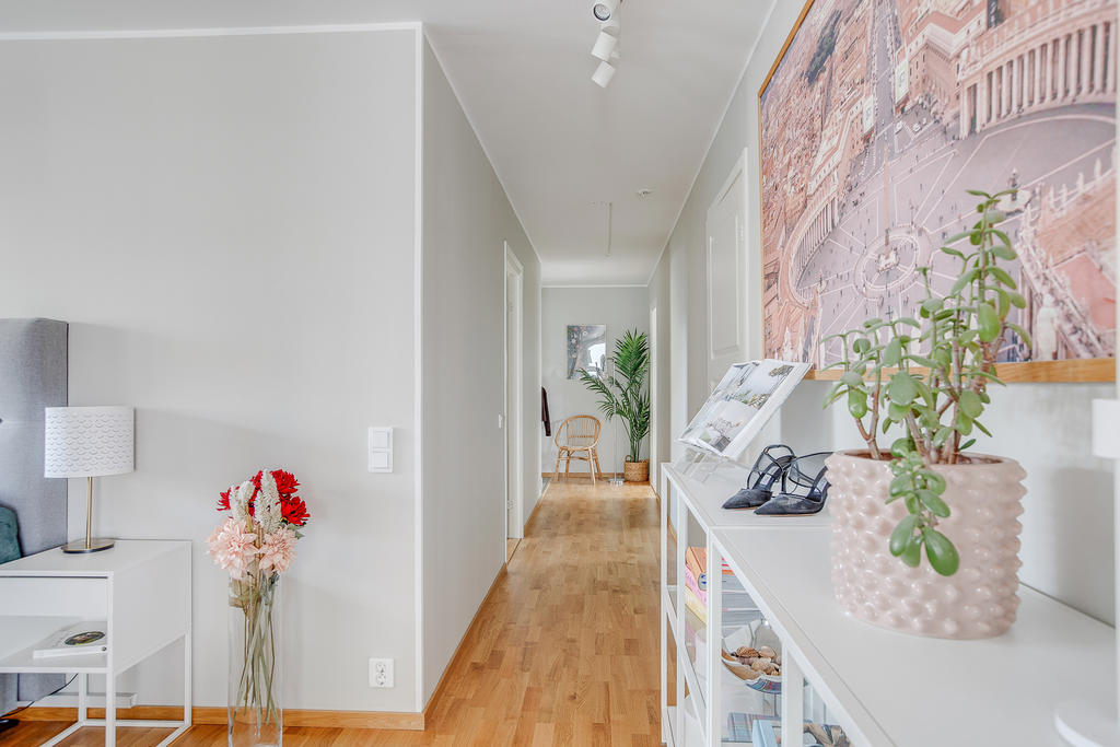 Vy från vardagsrummet mot hallen