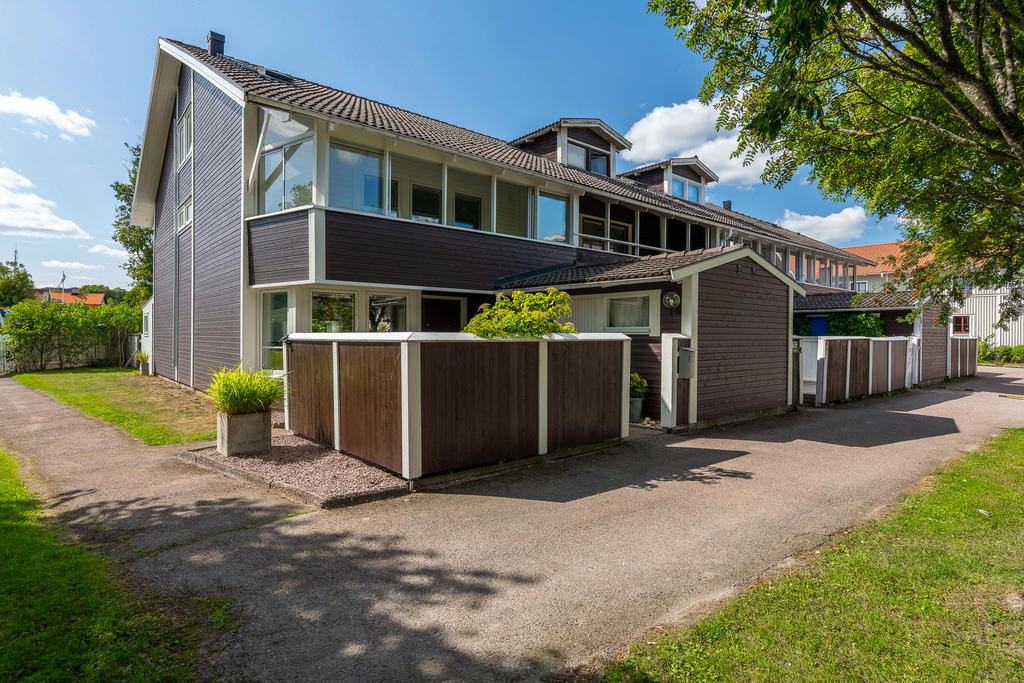 Varmt välkomna till Blomgatan 11D och detta smakfulla och välskötta gavelradhus i populära Luthagen!