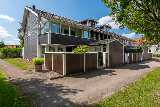Varmt välkomna till Blomgatan 11D och detta smakfulla och välskötta gavelradhus i populära Luthagen!