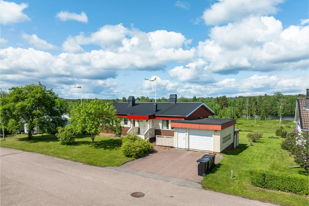 Vidbyggt garage
