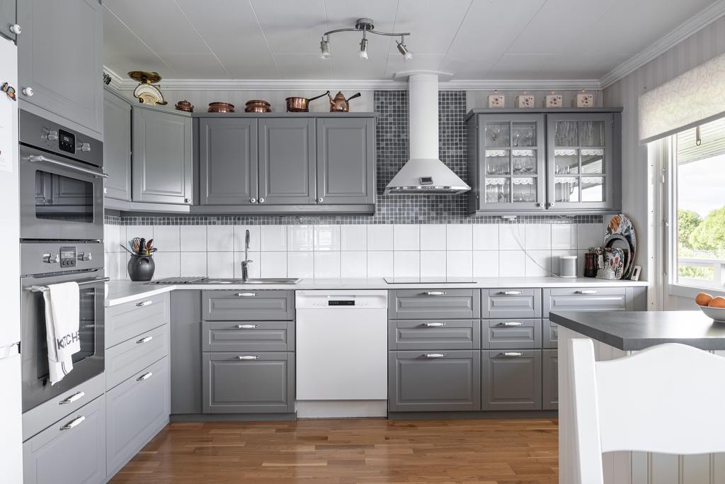 Stilrent kök med många förvaringsytor