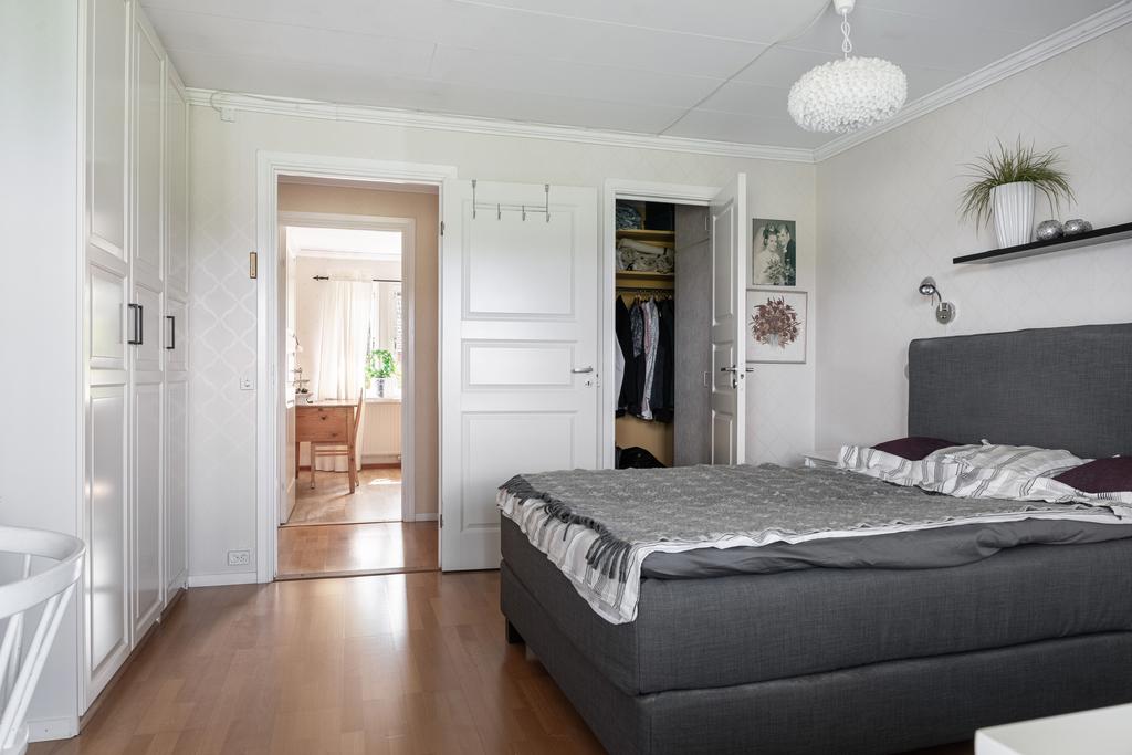 I sovrummet har man praktiskt walk in closet.
