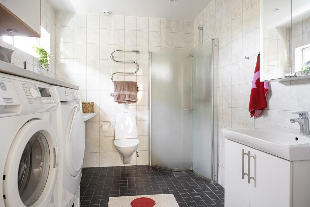 Badrummet är helkaklat med dusch. Tvättavdelning med tvättmaskin och torktumlare