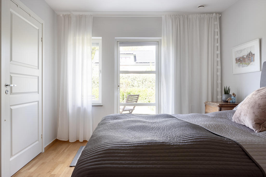 ... klädkammare.
Utgång till uteplats med kvällssol