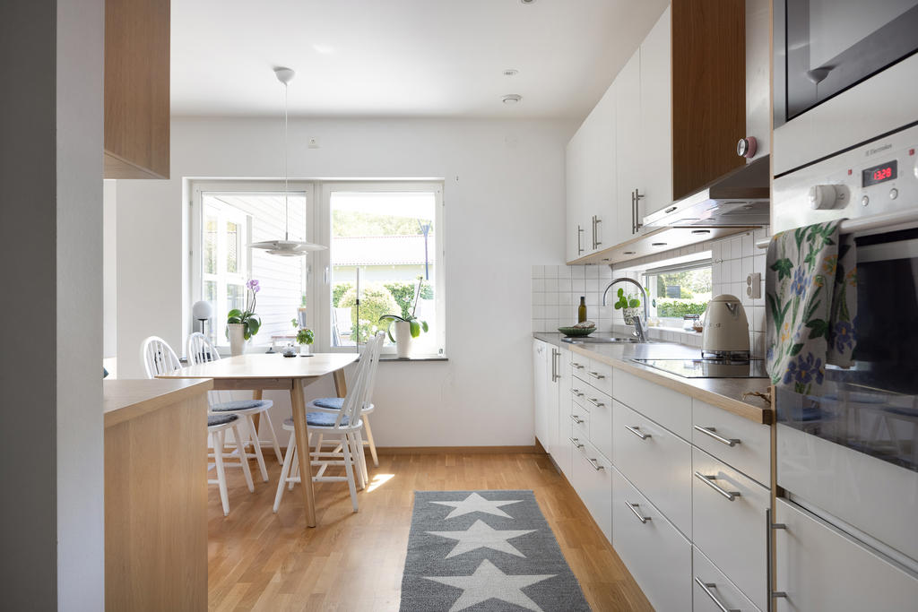 Matplats framför fönster