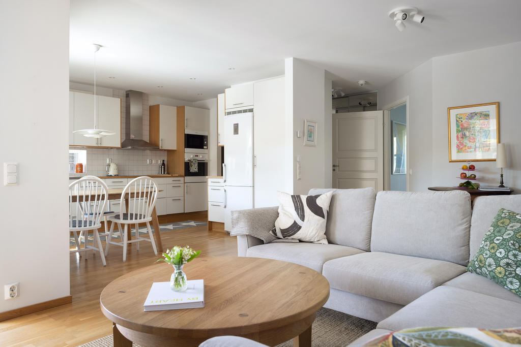 Vardagsrum och kök i öppen planlösning