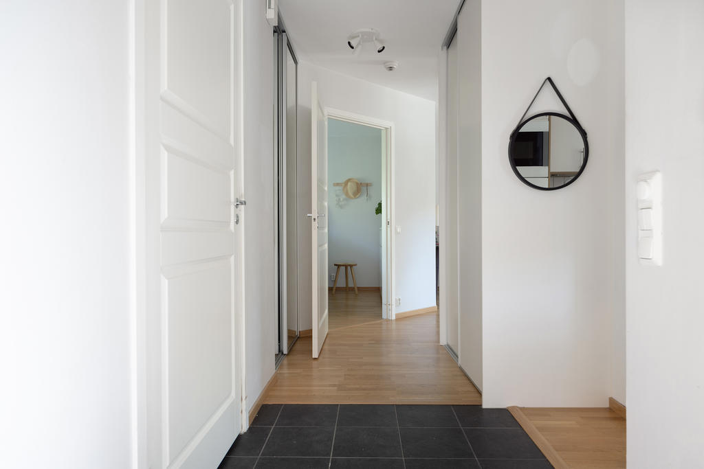 Välkommen in!
Praktisk avhängning innanför dörren samt i skjutdörrsgarderob