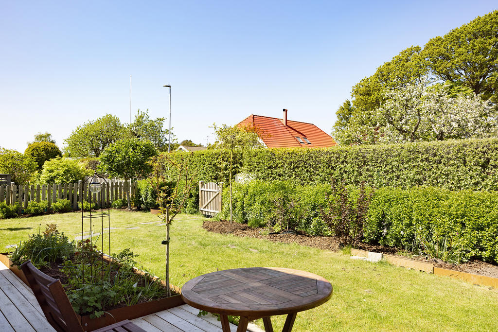 På baksidan har du gräsmatta 