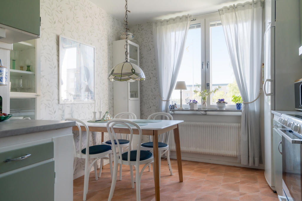 Mysigt kök med matplats