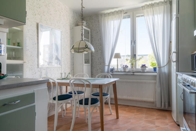 Mysigt kök med matplats