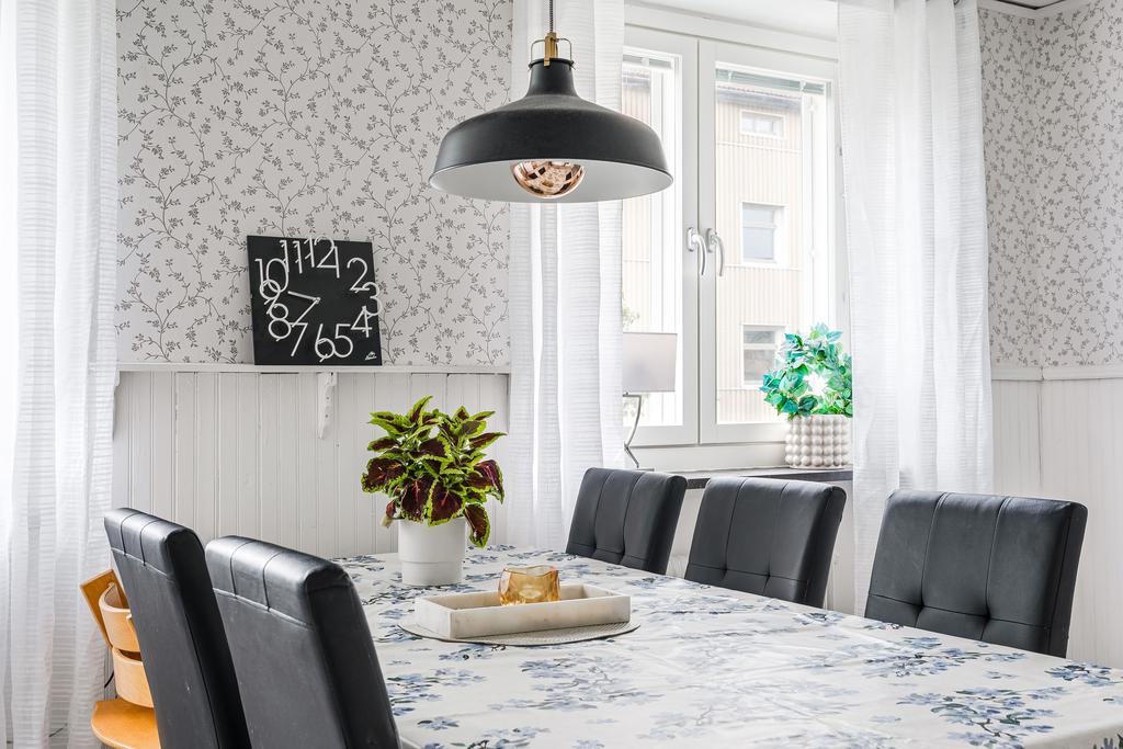 Kök med matplats.