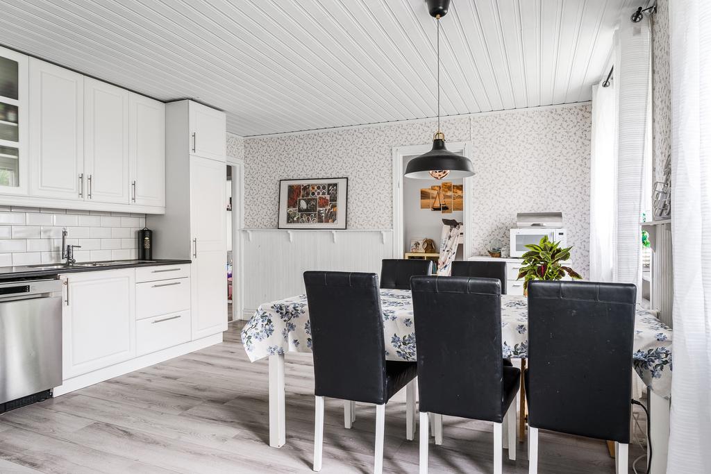 Köket med anslutning till hall och sovrum.