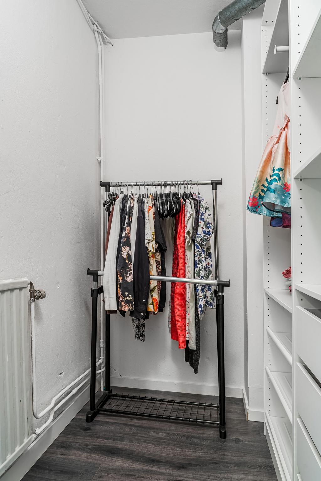 Förråd/walk-in closet.