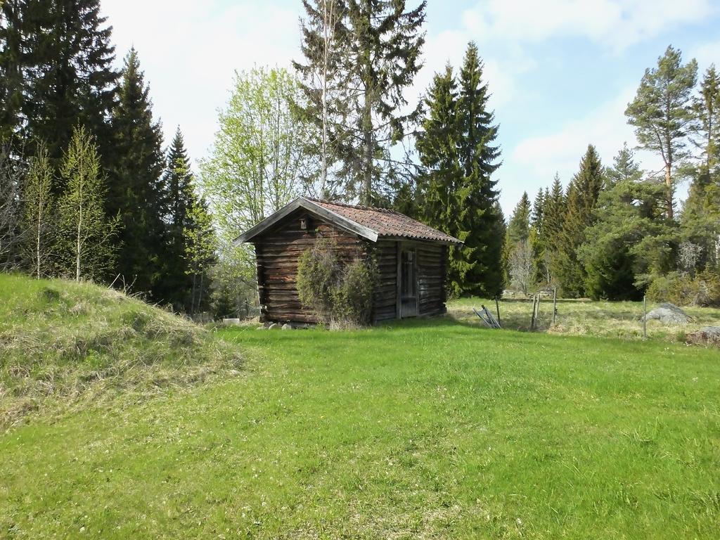Uthusbyggnad med förrådsdel och inrett duschrum